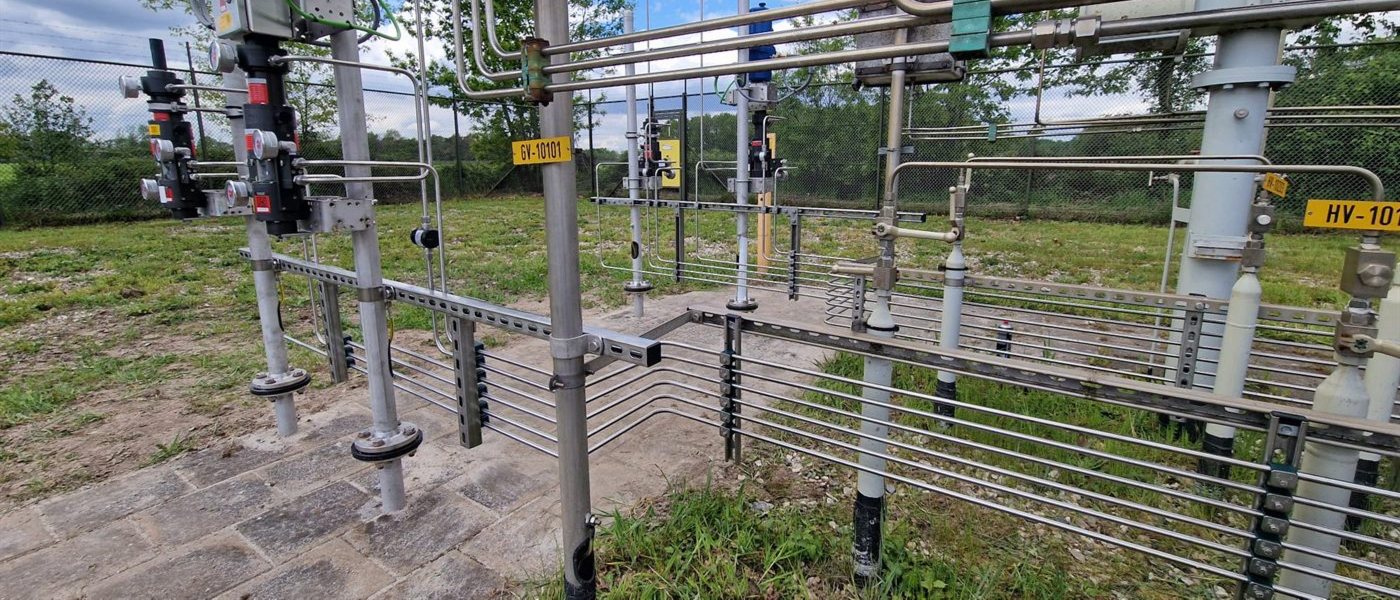 Racks de tubagem de instrumentação instalados ao ar livre, com etiquetas de linha